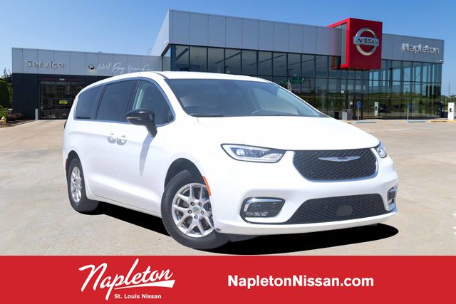 2024 Chrysler Pacifica Touring L's photo