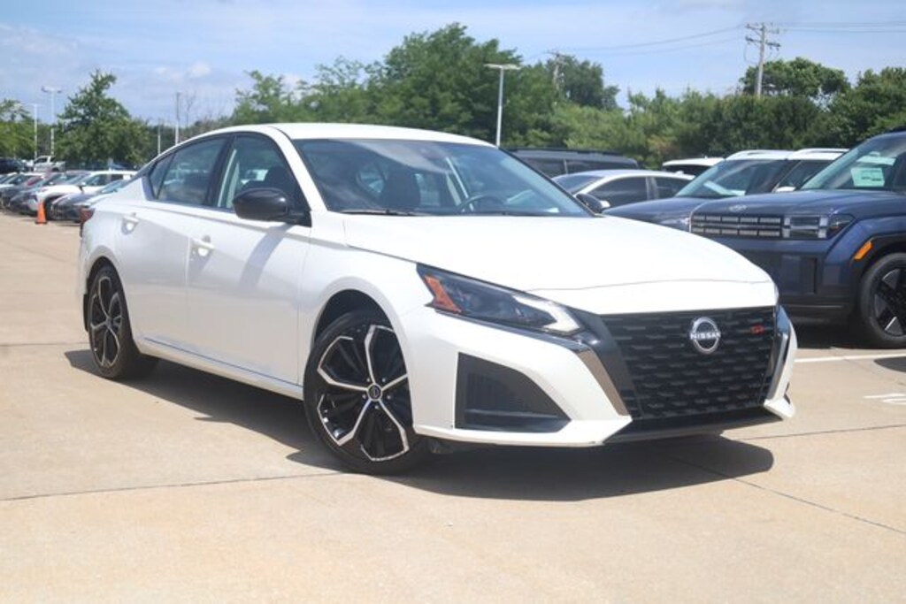 Used 2025 Nissan Altima SR Sedan