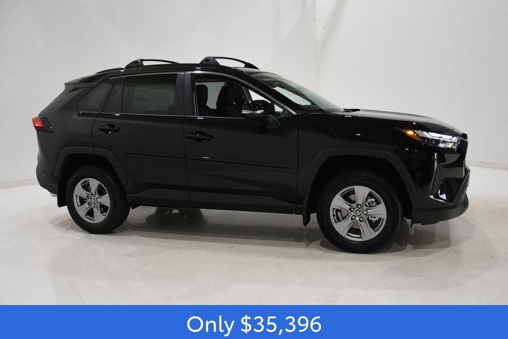 2025 Toyota RAV4 XLE photo 3