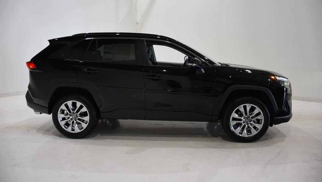 2025 Toyota RAV4 XLE Premium photo 3