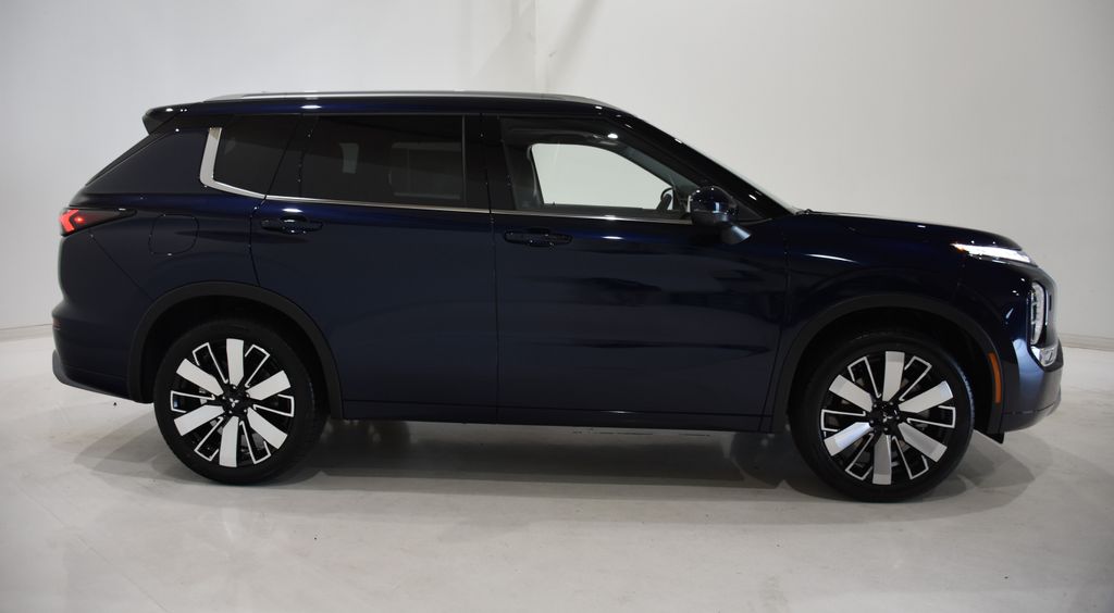 2025 Mitsubishi Outlander SEL photo 3