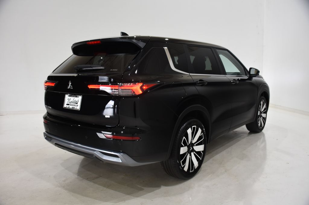 2025 Mitsubishi Outlander SE photo 2