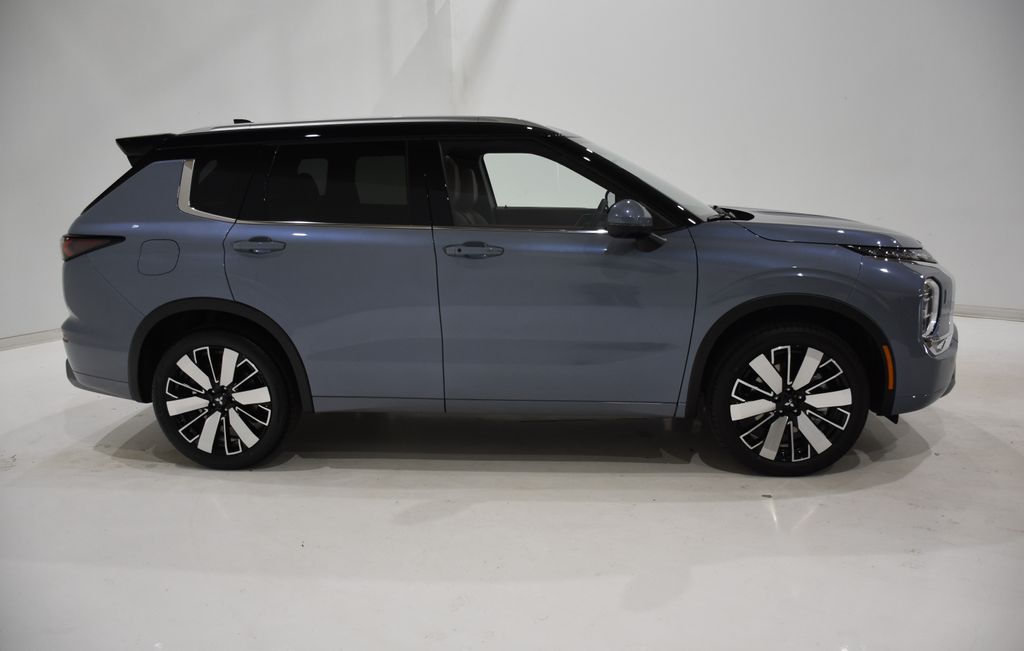 2025 Mitsubishi Outlander SEL photo 3
