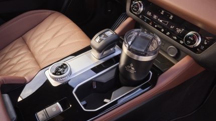 Mitsubishi Outlander interior