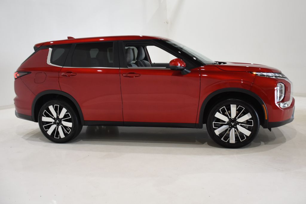2025 Mitsubishi Outlander SE photo 3