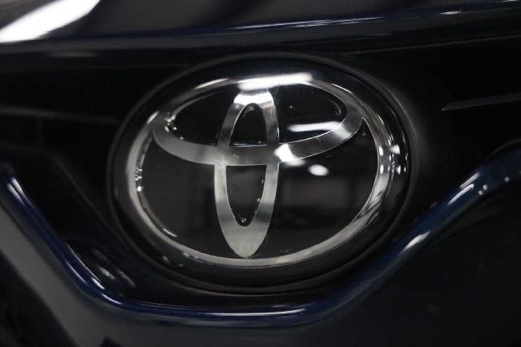 Used 2020 Toyota Camry SE Sedan