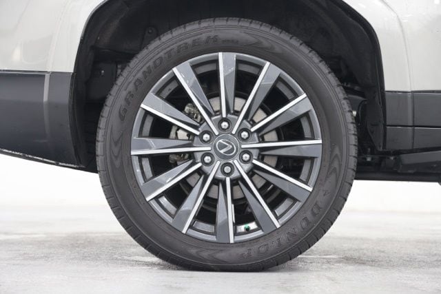 2024 Lexus GX Luxury - Photo 18