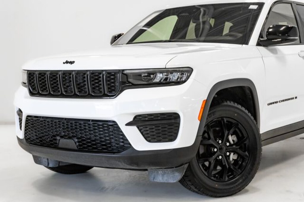 Used 2024 Jeep Grand Cherokee Altitude SUV