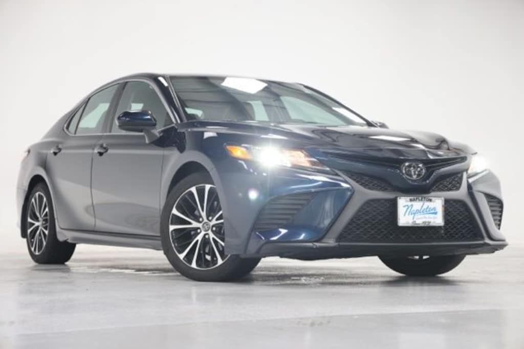 Used 2020 Toyota Camry SE Sedan