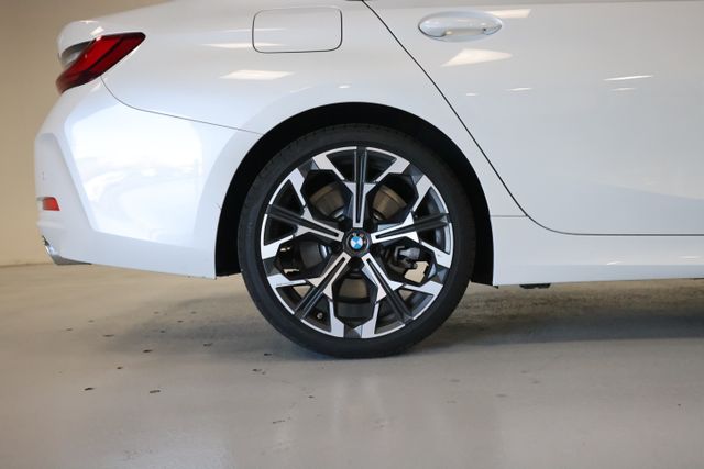 2025 BMW 3 Series 330i - Photo 18