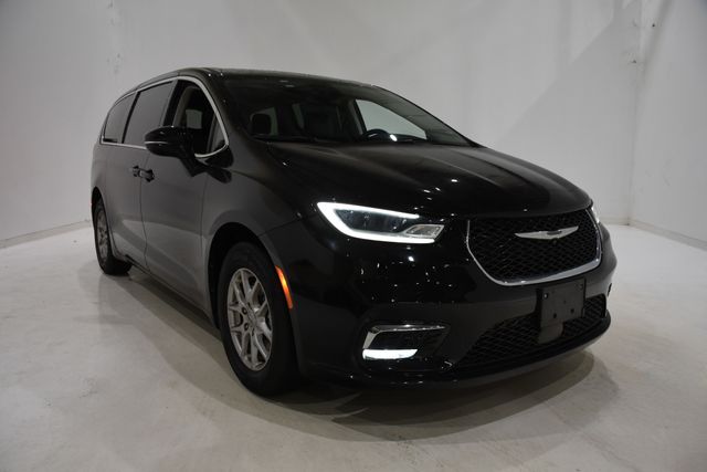 2024 Chrysler Pacifica Touring L's photo