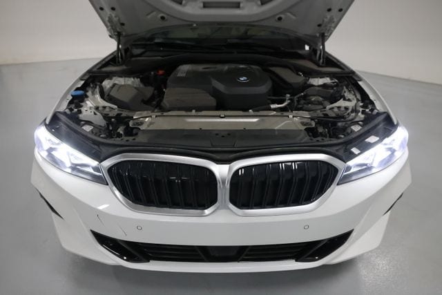 2025 BMW 3 Series 330i - Photo 6
