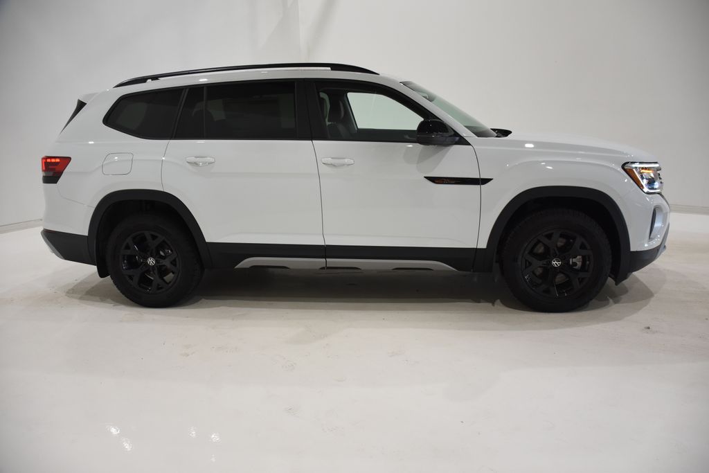 2025 Volkswagen Atlas Peak Edition photo 3