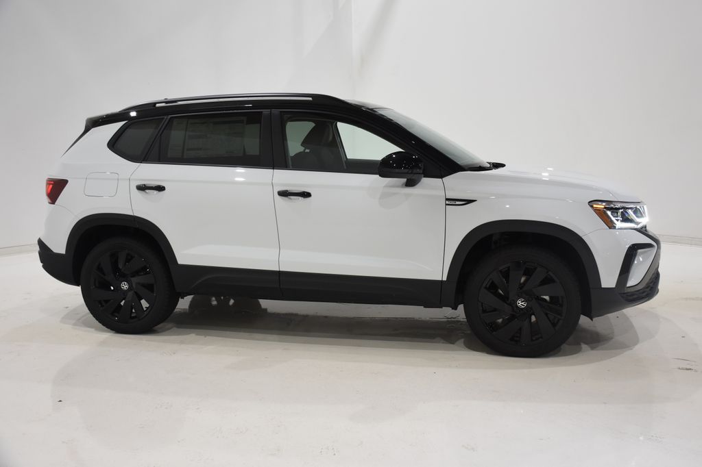 2024 Volkswagen Taos SE photo 3