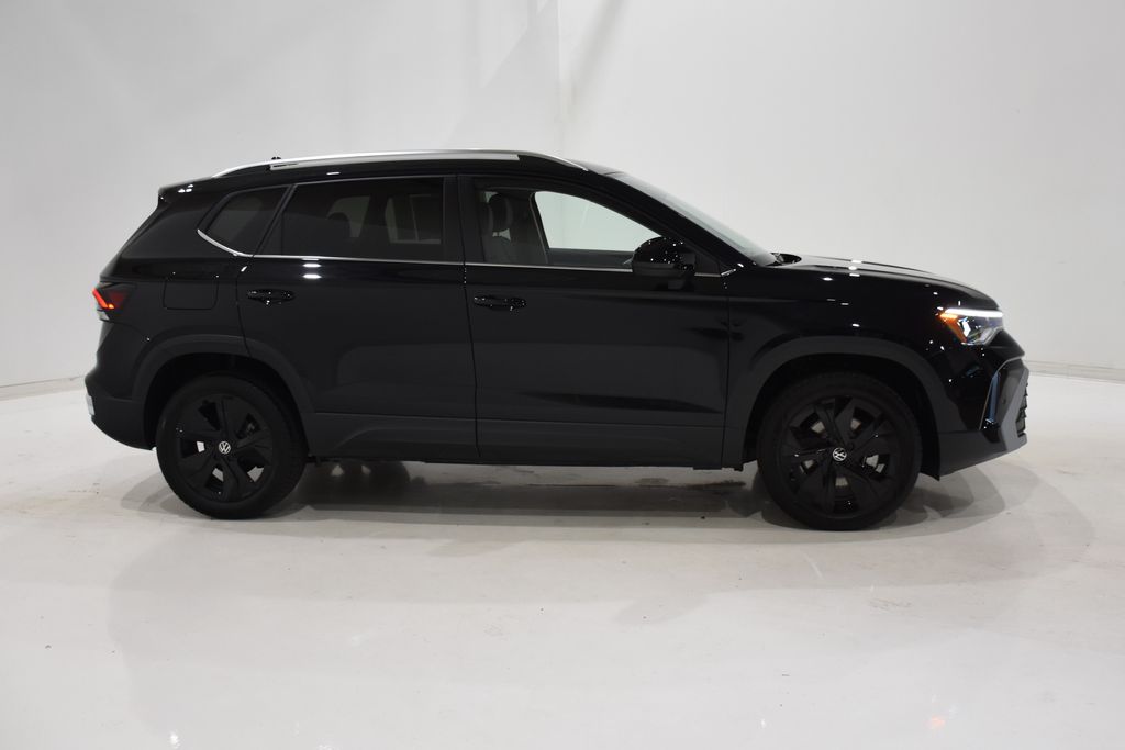 2025 Volkswagen Taos SE photo 3