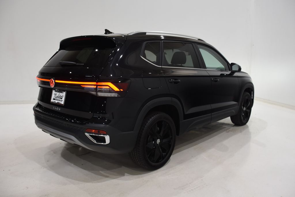 2025 Volkswagen Taos SE photo 4