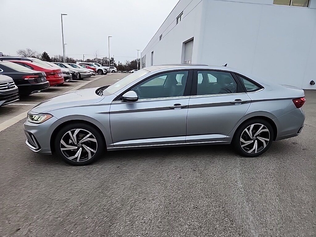 2025 Volkswagen Jetta SEL photo 4