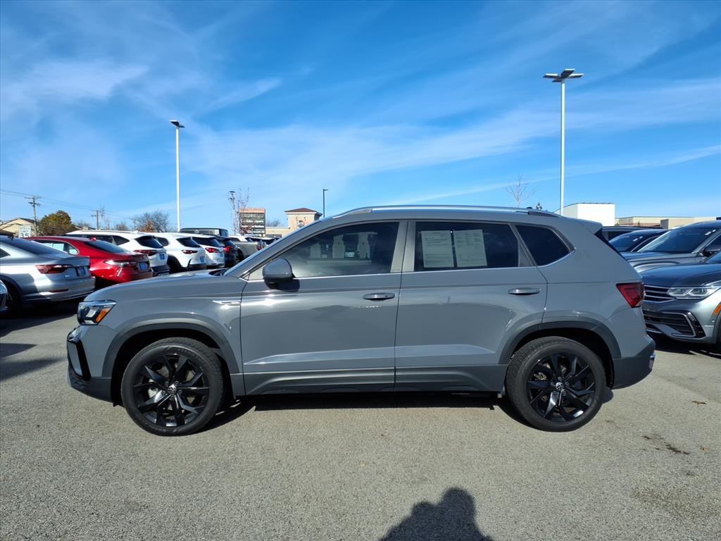 2023 Volkswagen Taos SE photo 3