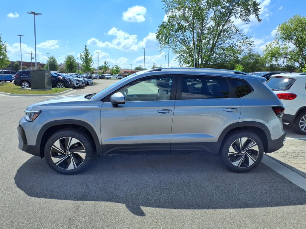 2025 Volkswagen Taos SE photo 4