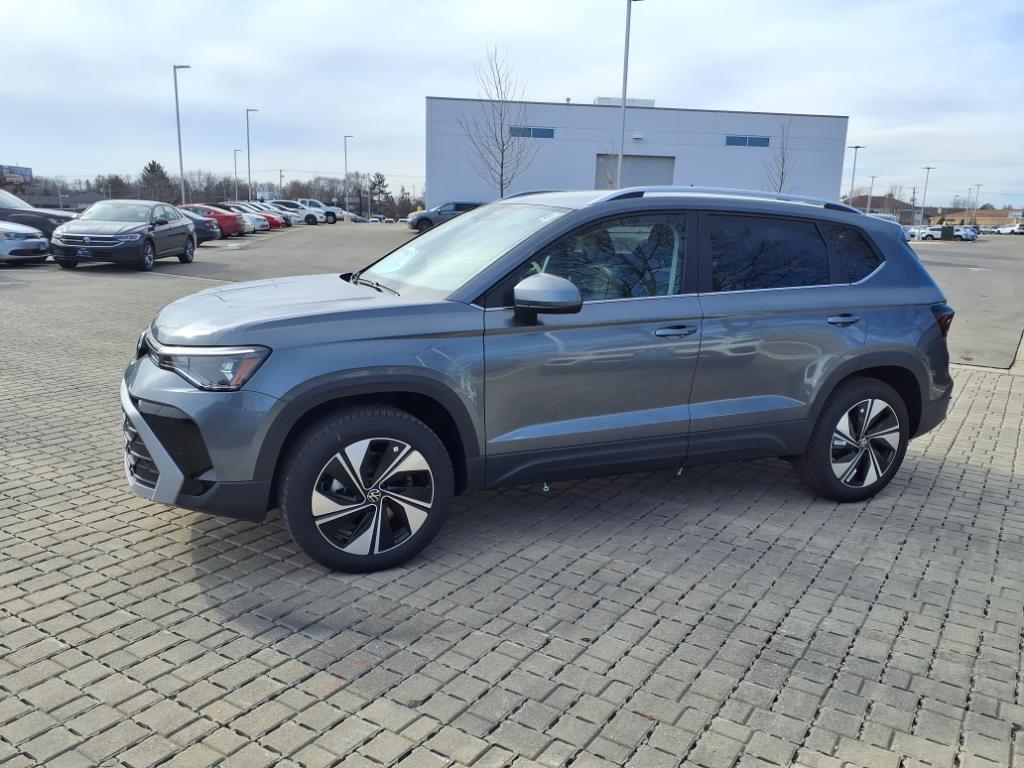 2025 Volkswagen Taos SE photo 3