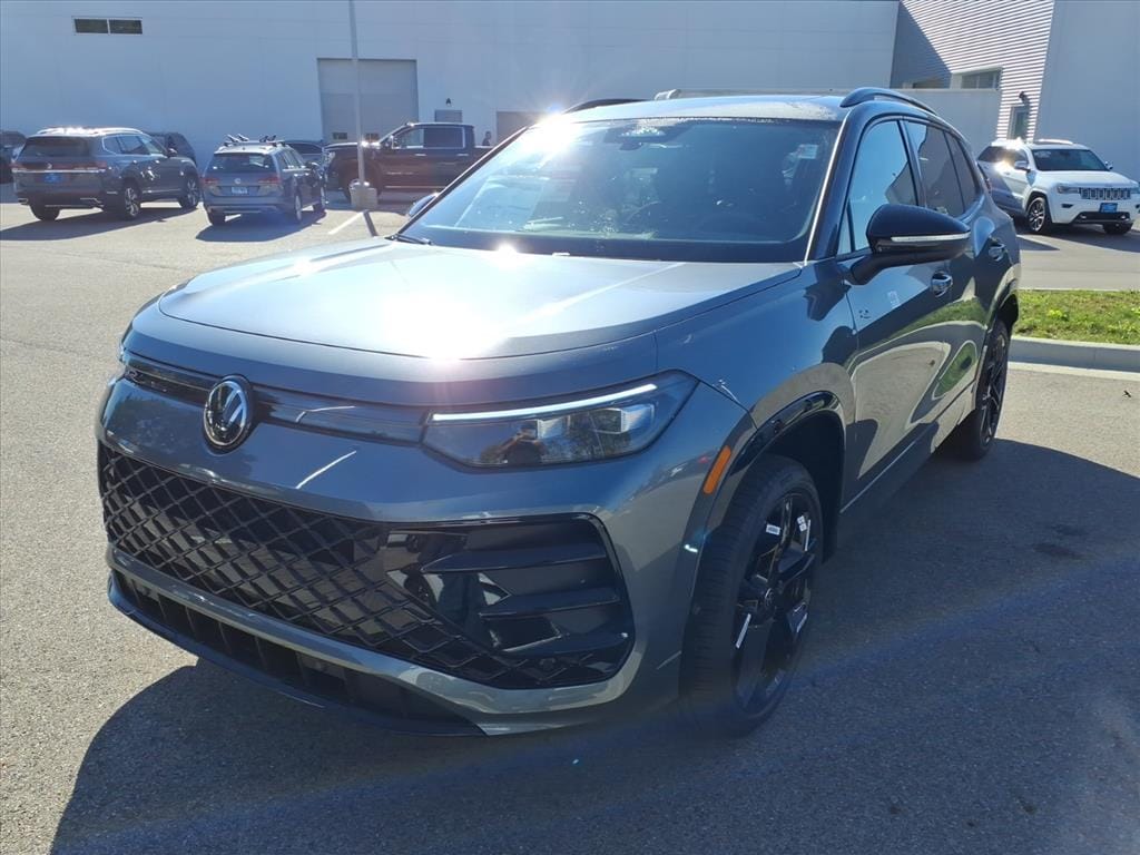 New 2025 Volkswagen Tiguan 2.0T SE R-Line Black SUV