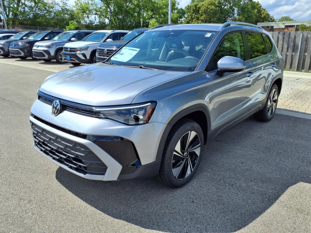 2025 Volkswagen Taos SE photo 3