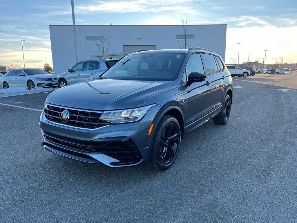 Used 2024 Volkswagen Tiguan SE R-LINE BLACK with VIN 3VV8B7AX8RM075963 for sale in Palatine, IL