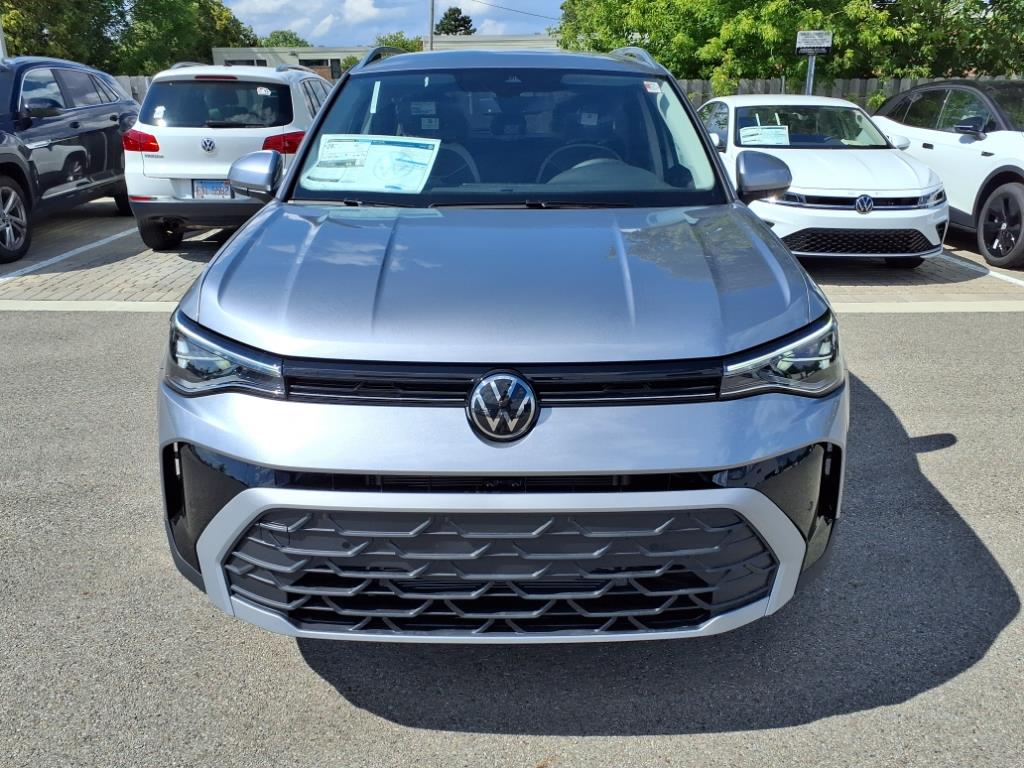 2025 Volkswagen Taos SE photo 2