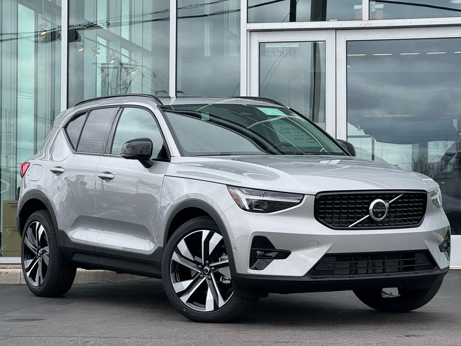 2025 Volvo XC40 B5 Ultra Dark Theme