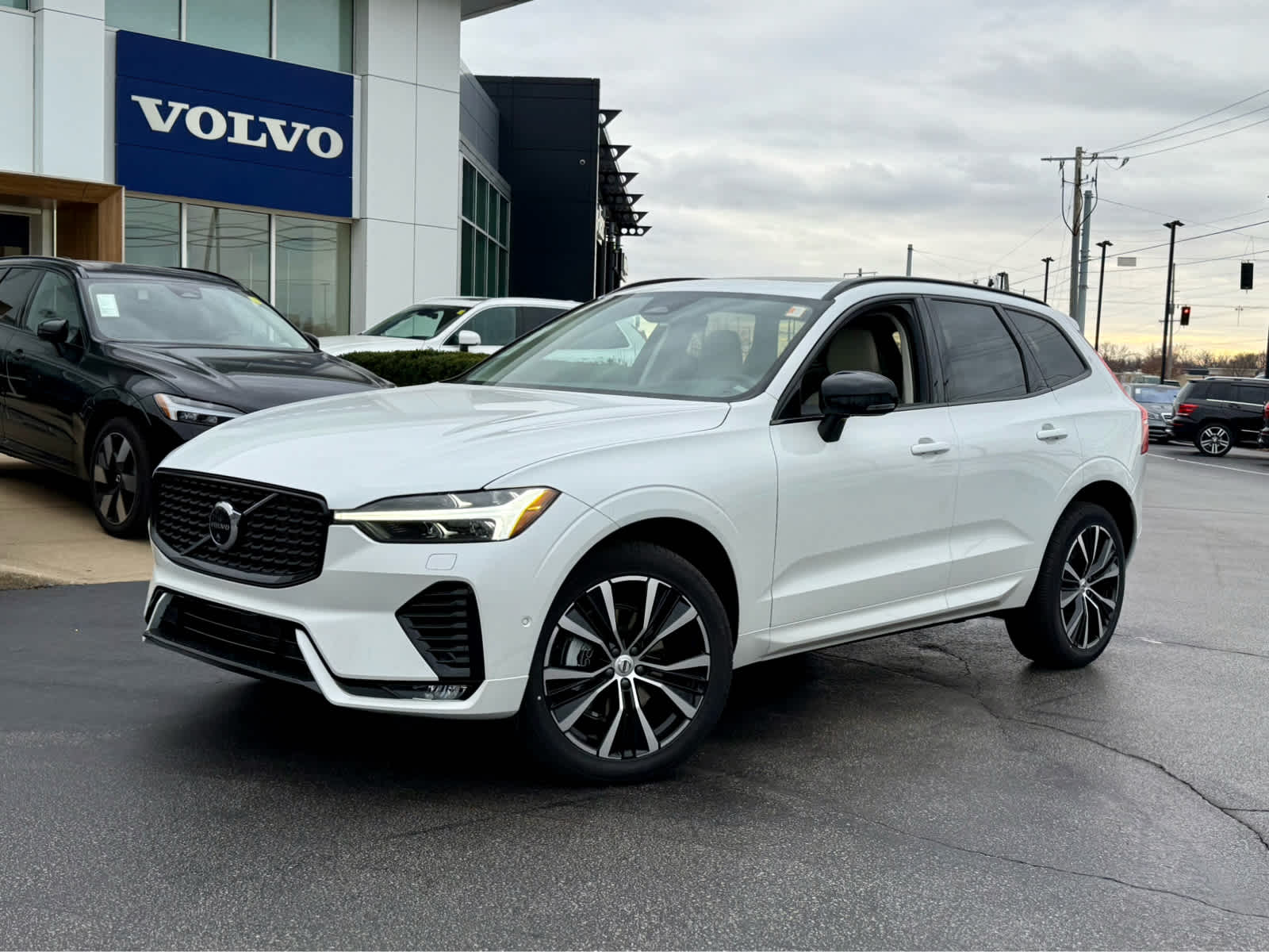 2025 Volvo XC60 B5 Plus photo 2