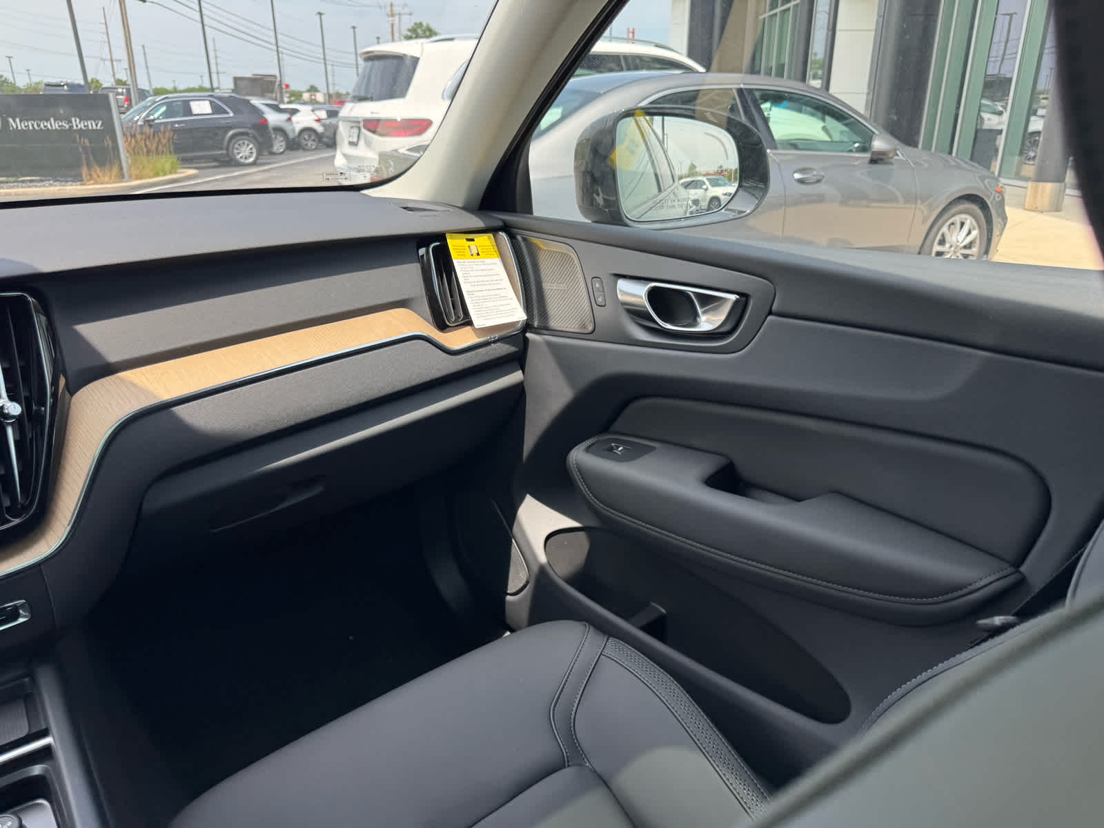 2026 Volvo XC60 Plus - Photo 36