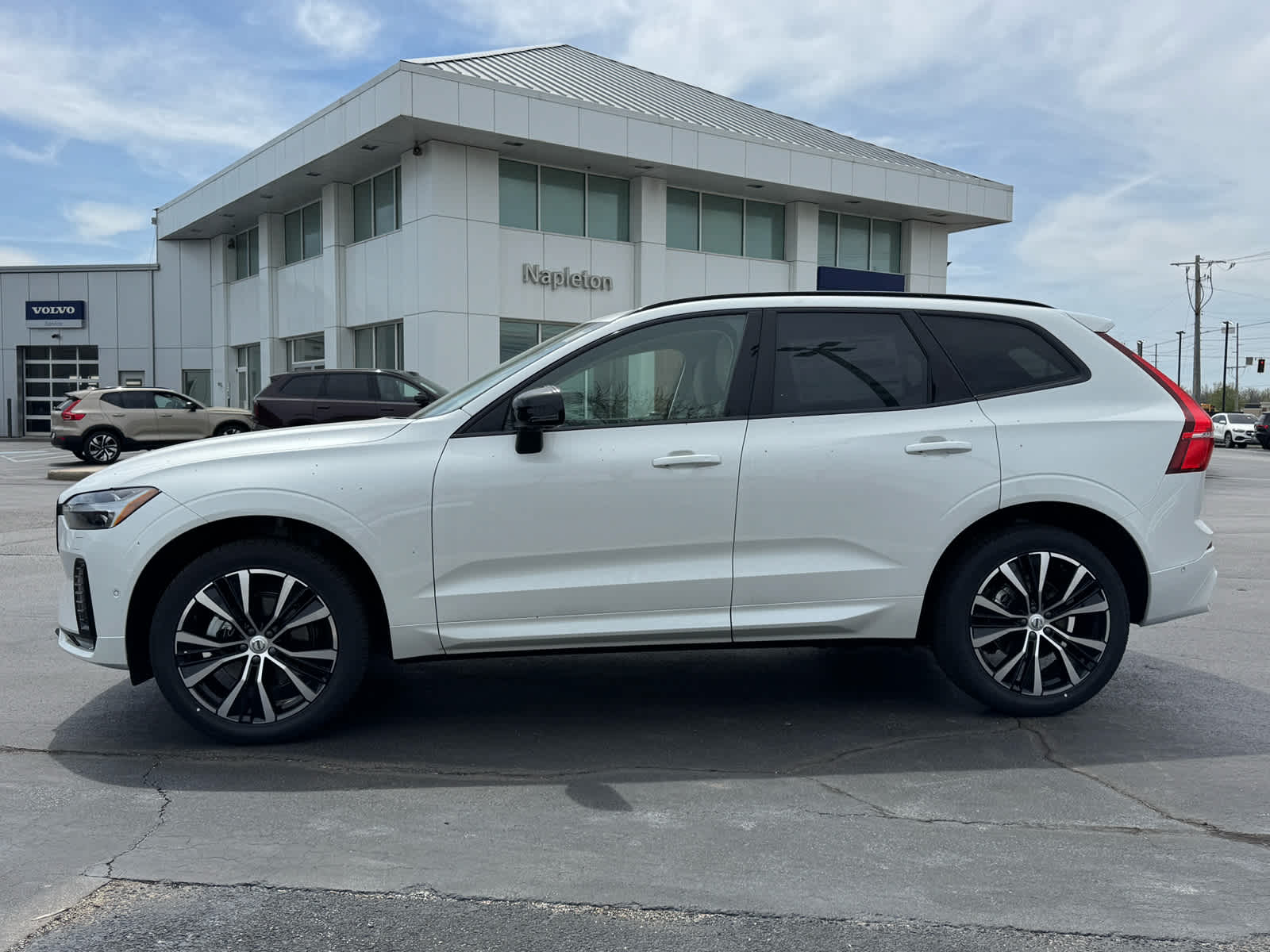 2025 Volvo XC60 B5 Plus photo 3