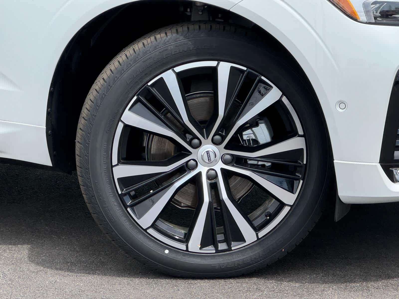 2025 Volvo XC60 B5 Plus photo 2