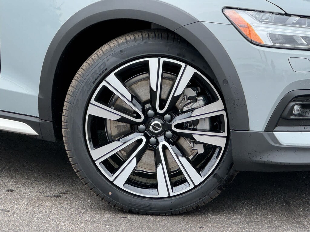 New 2026 Volvo V60 Cross Country B5 Ultra Wagon