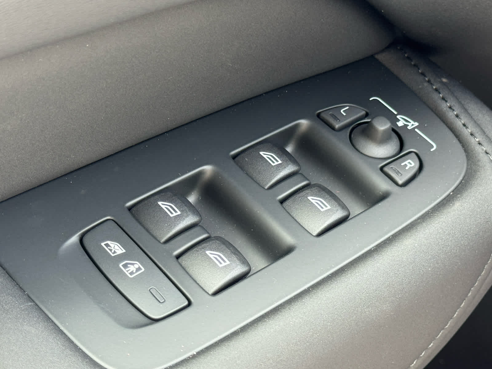 2026 Volvo XC60 Plus - Photo 31