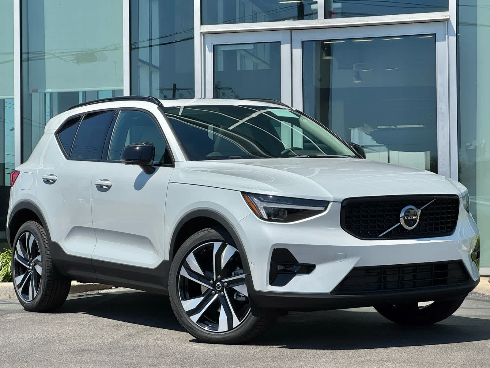 2026 Volvo XC40 B5 Plus Dark AWD's photo