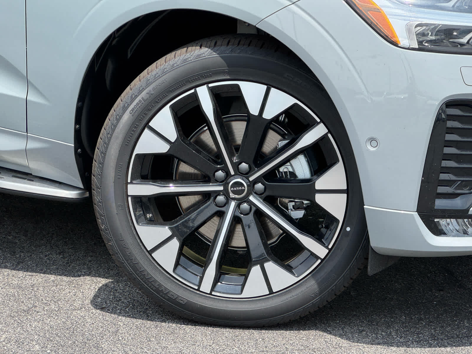 2026 Volvo XC60 Plus - Photo 2