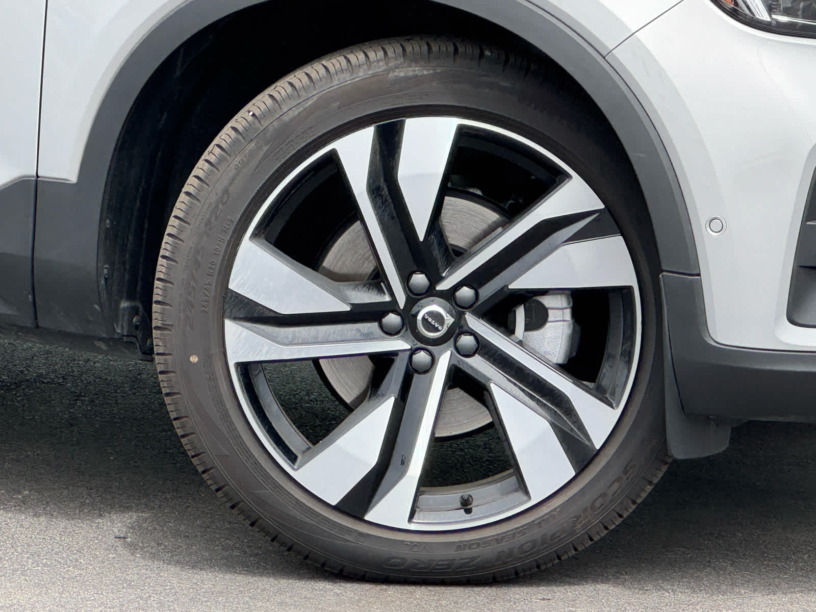 2025 Volvo XC40 photo 2