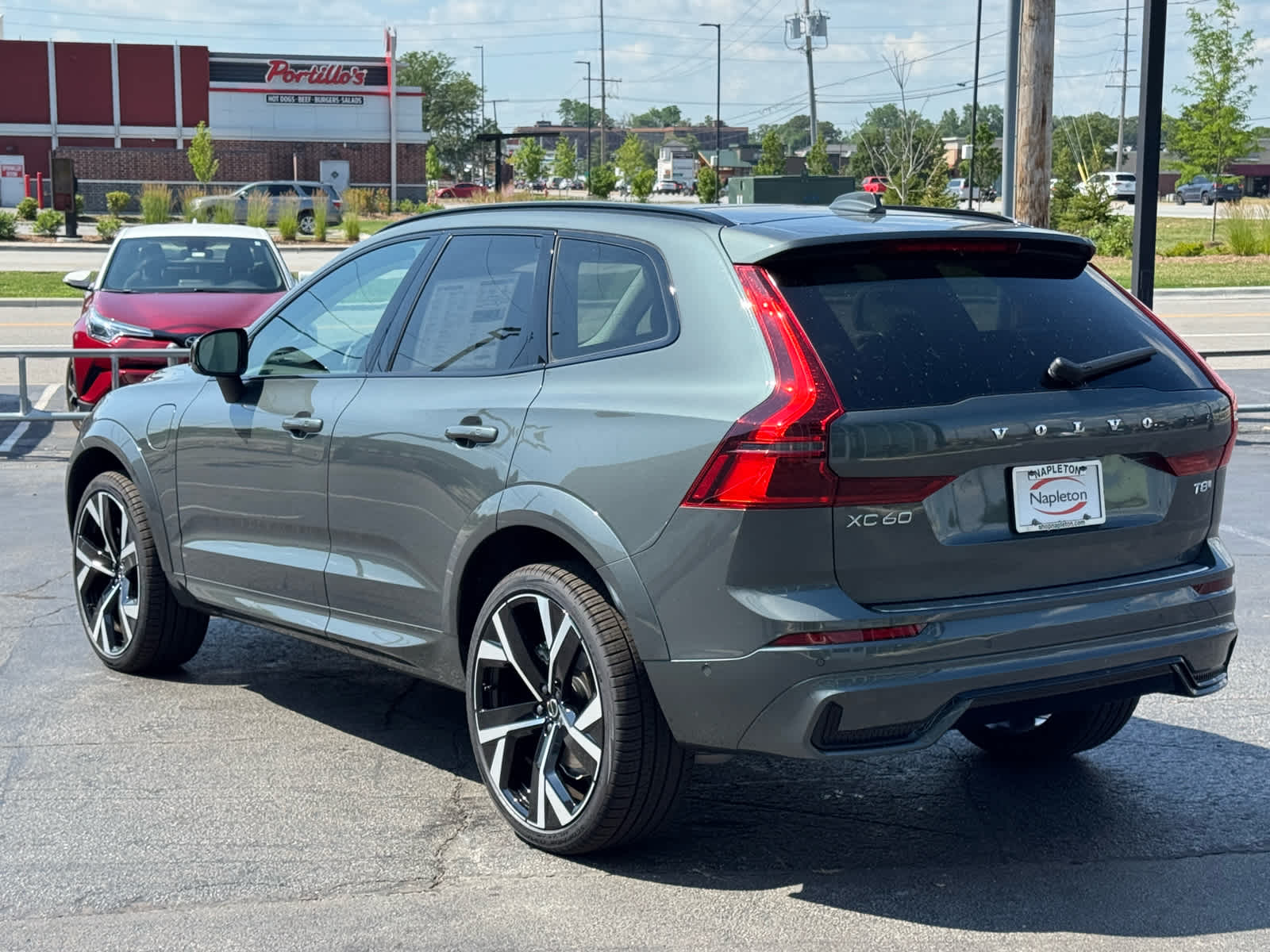 2026 Volvo XC60 Hybrid T8 photo 4