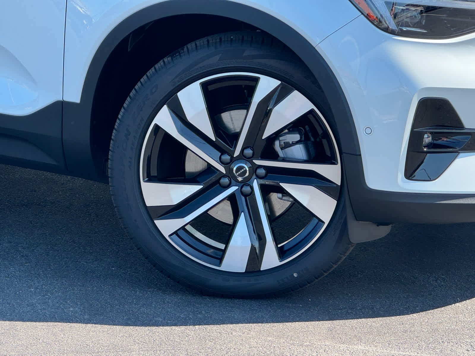 2026 Volvo XC40 photo 2