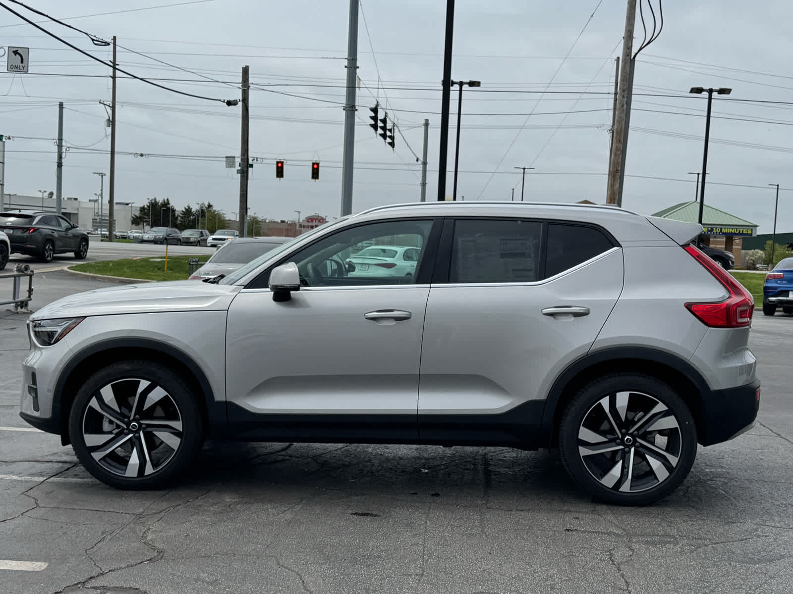 2025 Volvo XC40 photo 3