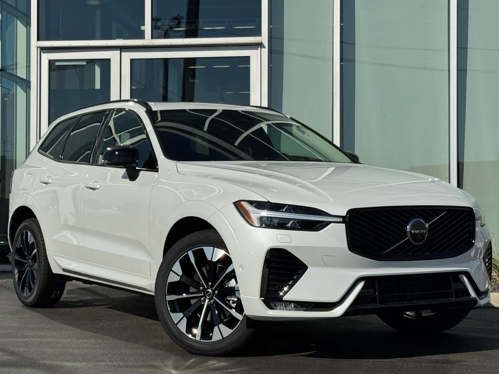 2026 Volvo XC60 Plus's photo