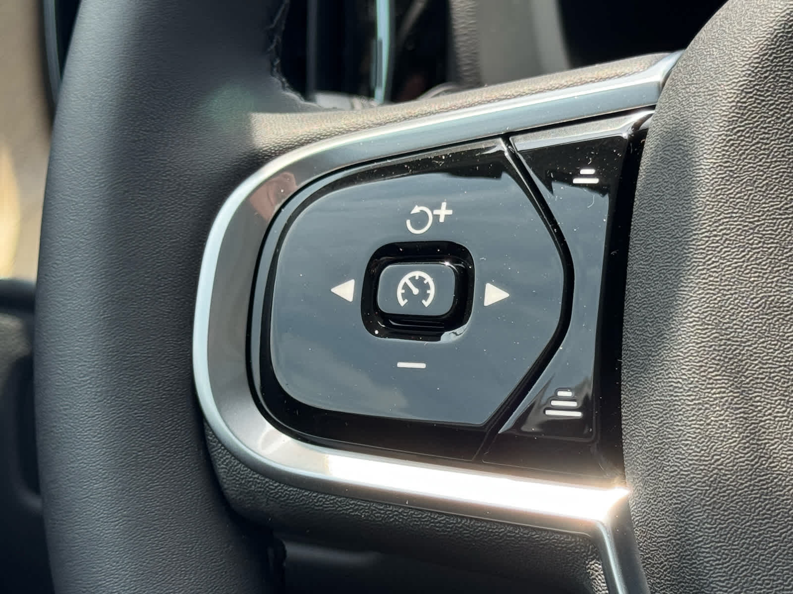 2026 Volvo XC60 Plus - Photo 29