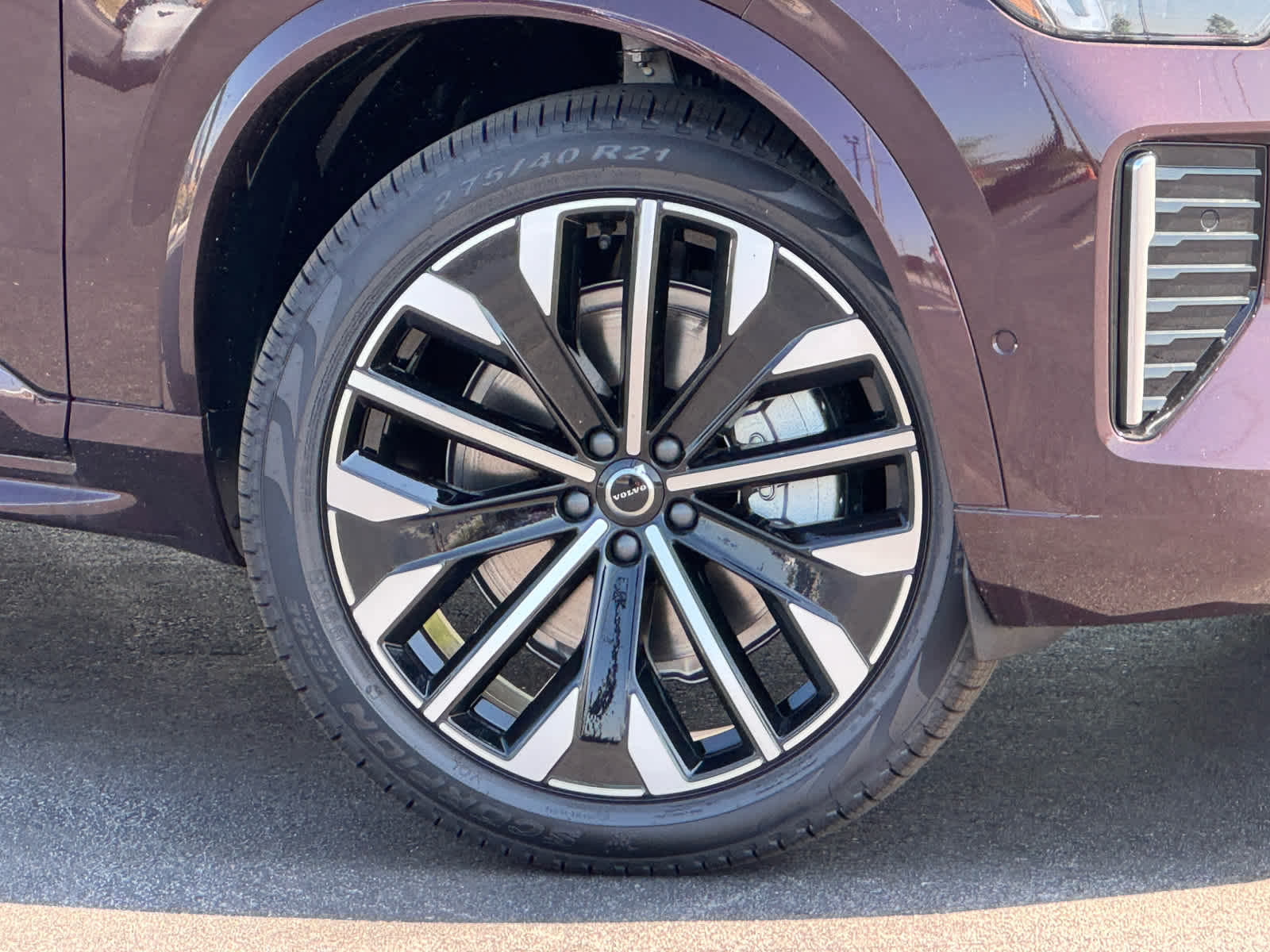 2026 Volvo XC90 B5 Plus photo 2