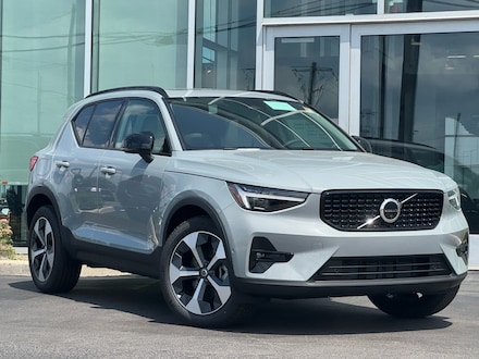 2025 Volvo XC40 B5 Plus Dark Theme SUV