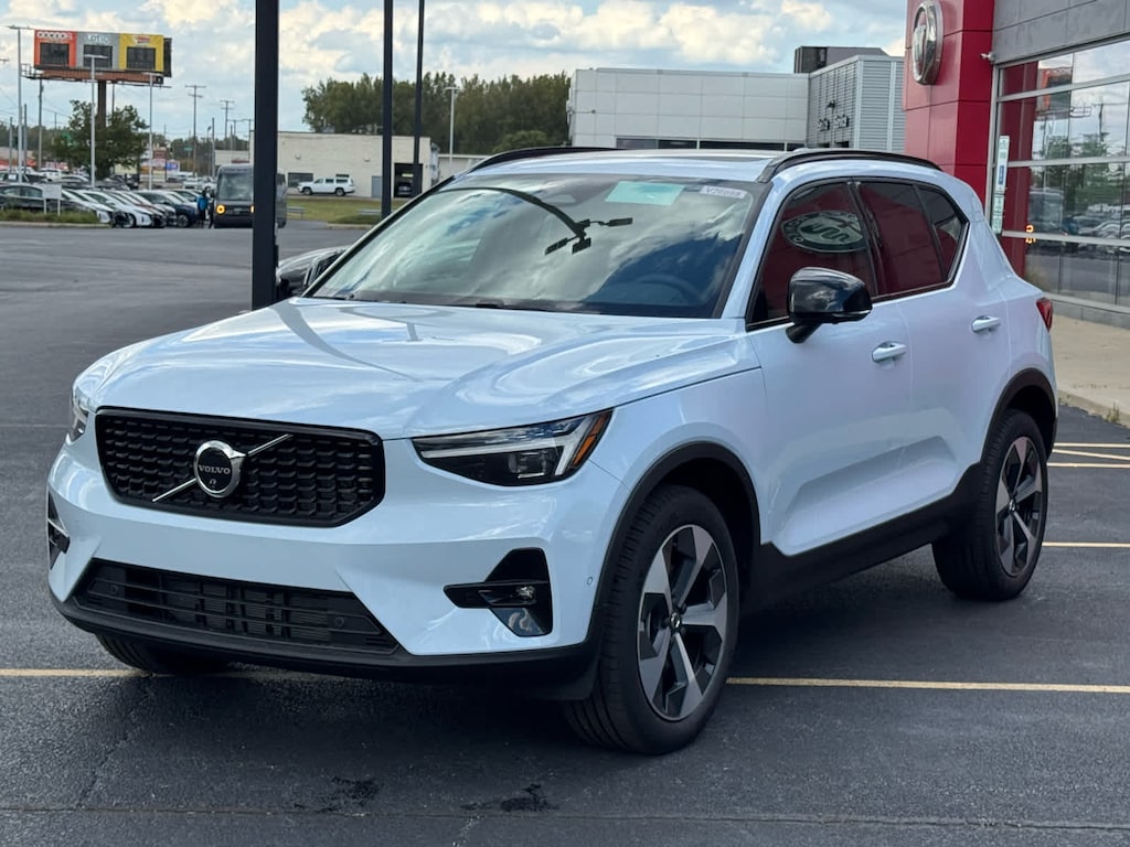 New 2026 Volvo XC40 B5 Plus SUV