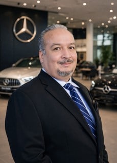 Staff member Robert Valle from ID_41b172