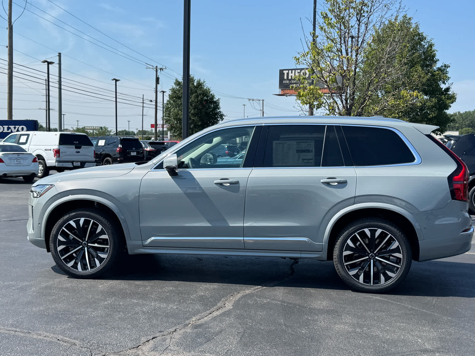 2026 Volvo XC90 Plus Black Edition photo 3