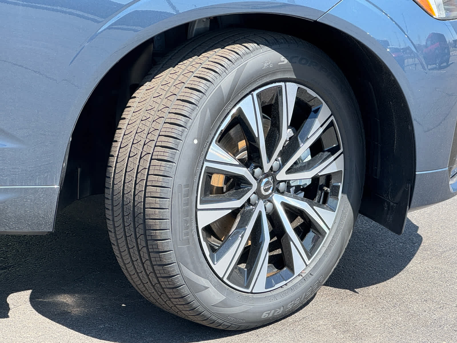 2025 Volvo XC60 B5 Core photo 2