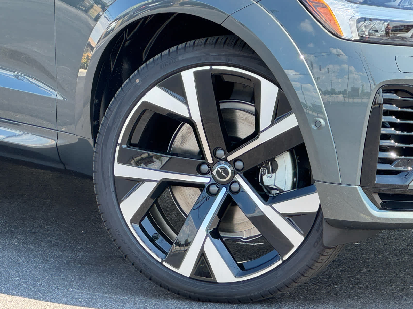 2026 Volvo XC60 Hybrid T8 photo 2